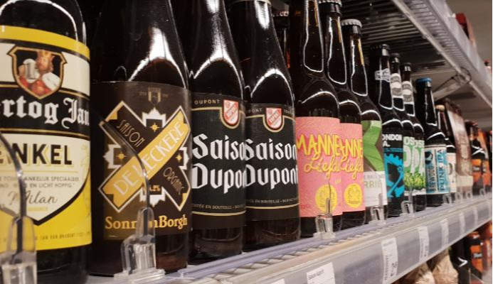 Bierschap met bierflesjes Bierschap met bierflesjes